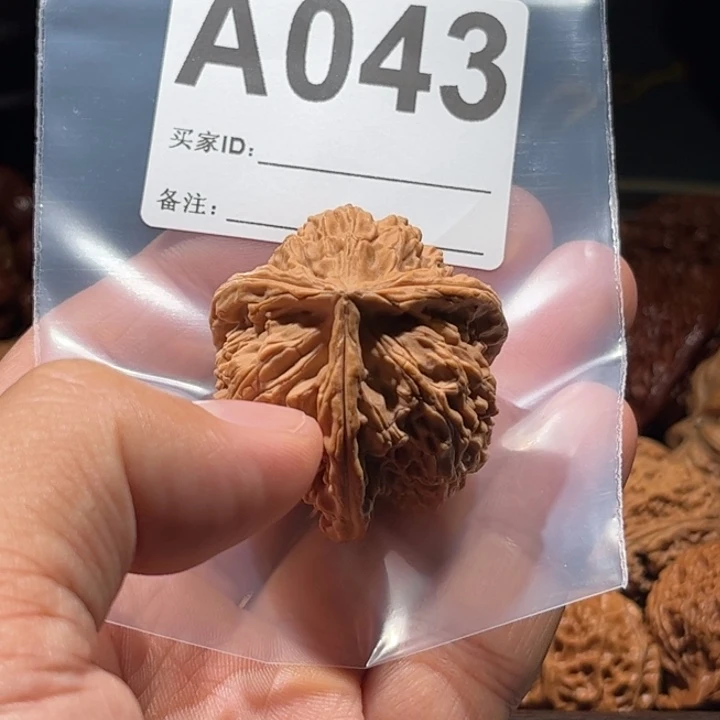 愤***曼文玩核桃吊坠白狮子三楞