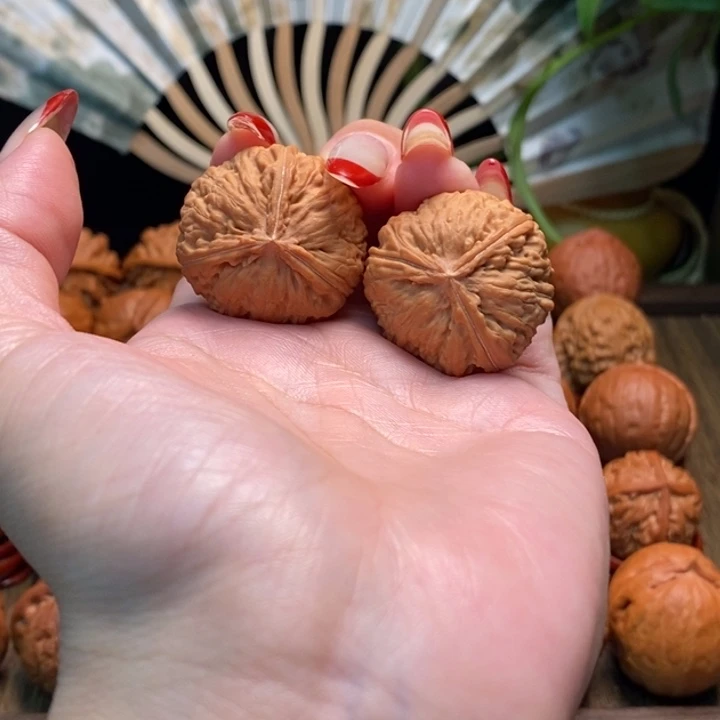财***滚把件文玩核桃蚂蚁纹三棱
