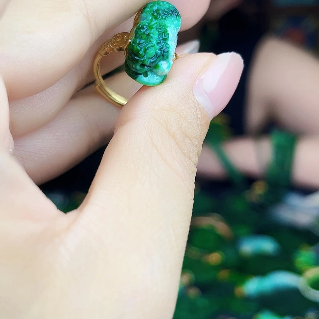 翡翠未镶嵌颈饰多样性