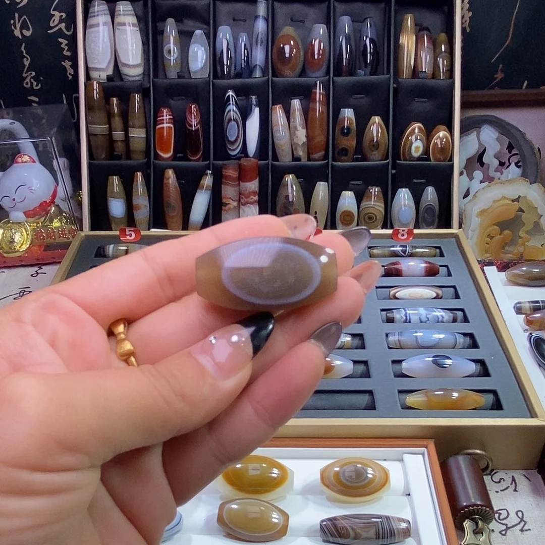 未镶嵌颈饰玛瑙/玉髓玖**迹