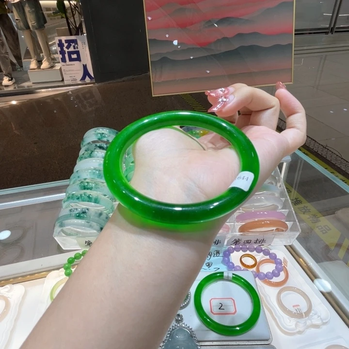 翡翠手镯未镶嵌翡翠手镯