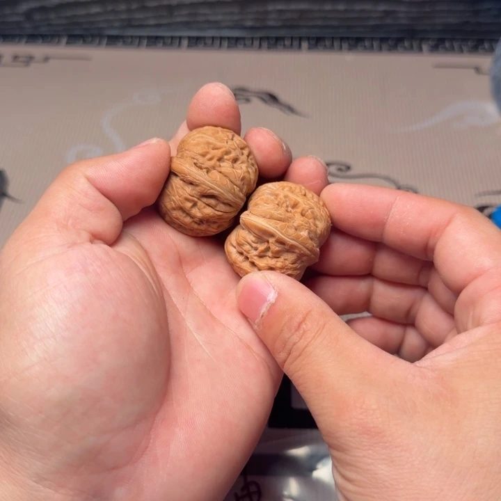 自***由大叶紫檀（黑酸枝木类）