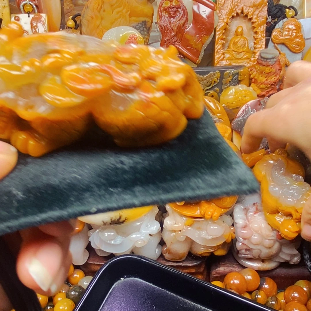 未镶嵌石英质玉（黄龙玉）颈饰