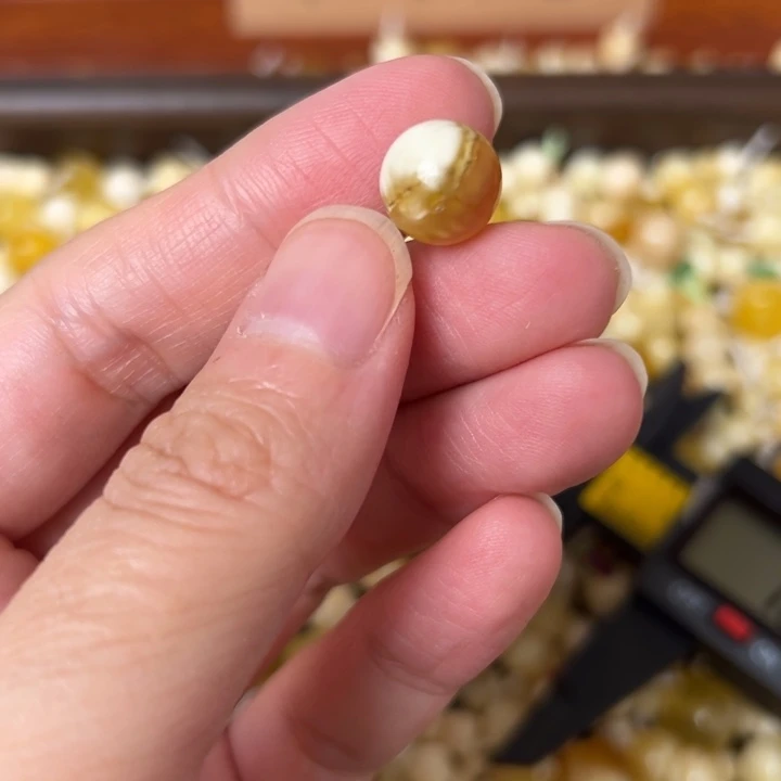 蜜蜡未镶嵌裸石10.4mm一个