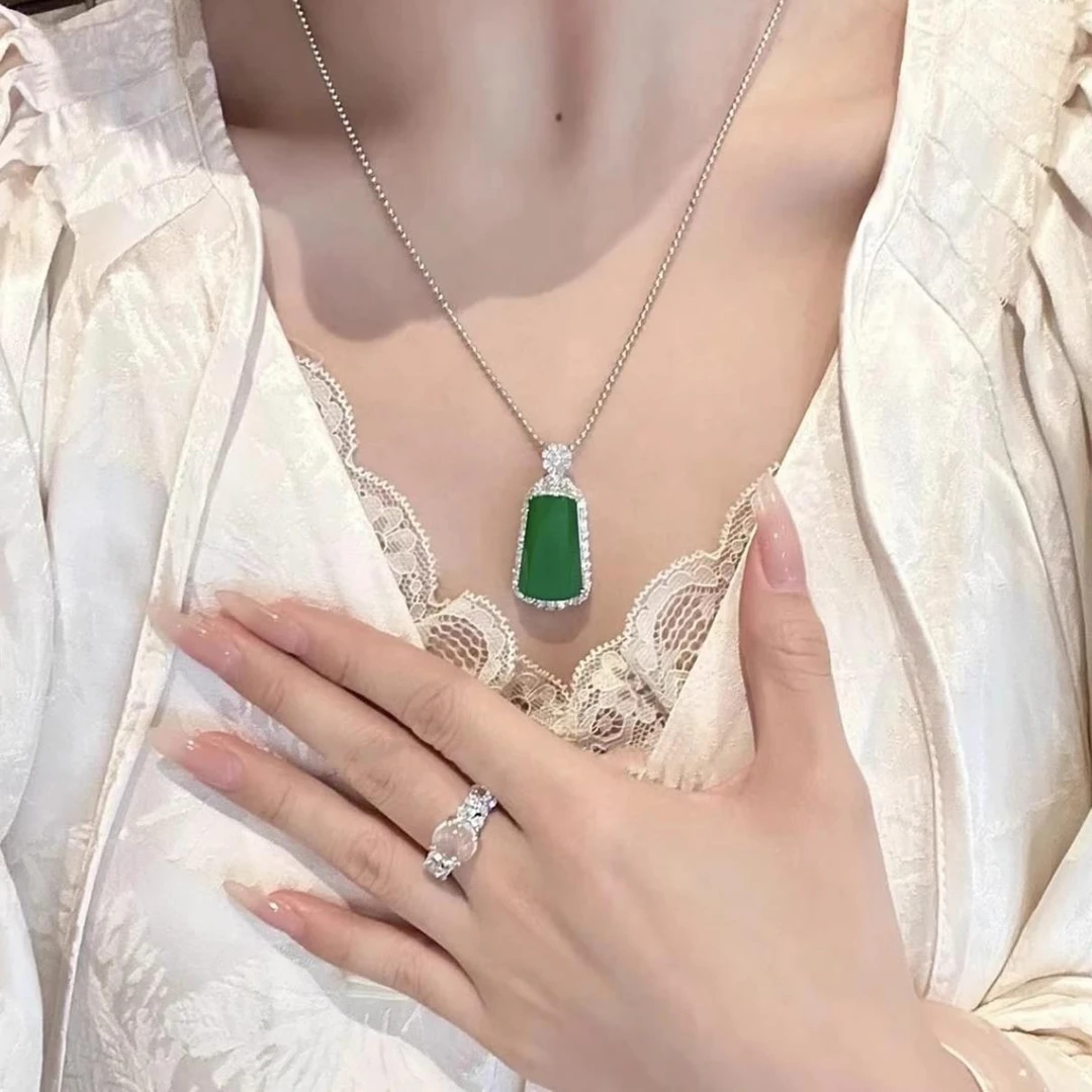 钛钢锆石项链 国风绿色几何吊坠绿件花头无事牌项链女新款锁骨链
