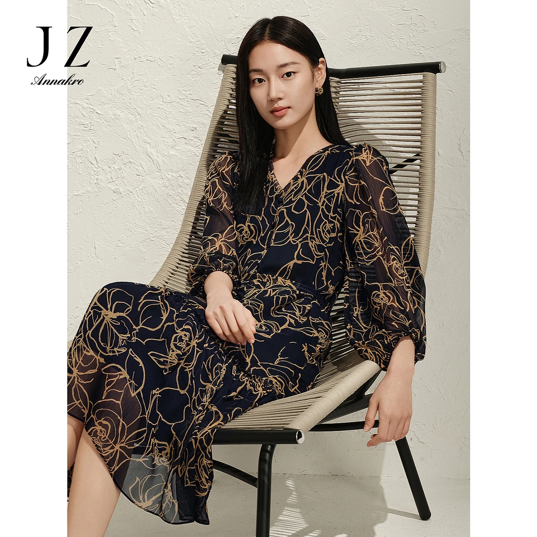 玖姿安娜蔻优雅轻熟线条感印花V领雪纺收腰连衣裙女2025春季新款