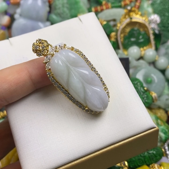 翡翠未镶嵌吊坠(赠链)