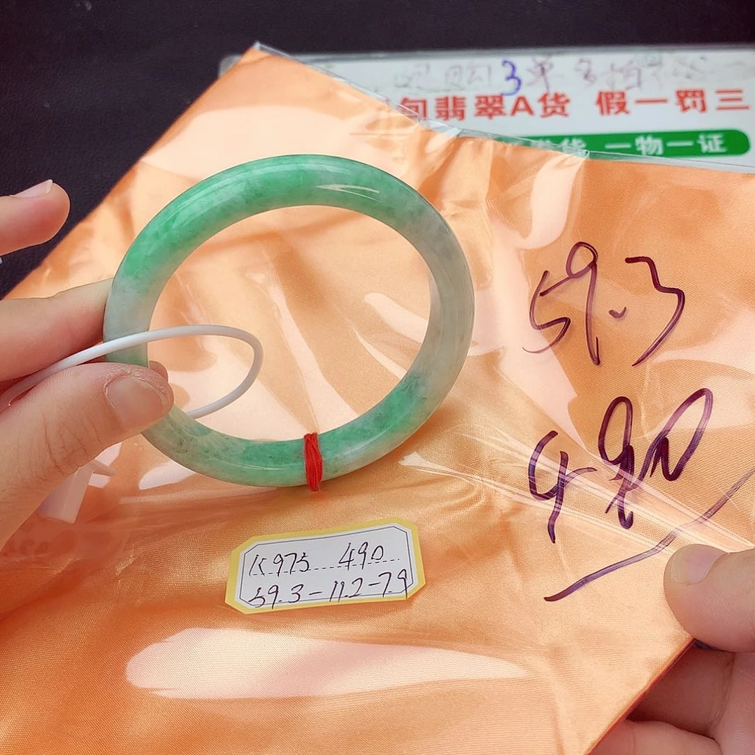 翡翠手镯未镶嵌翡翠