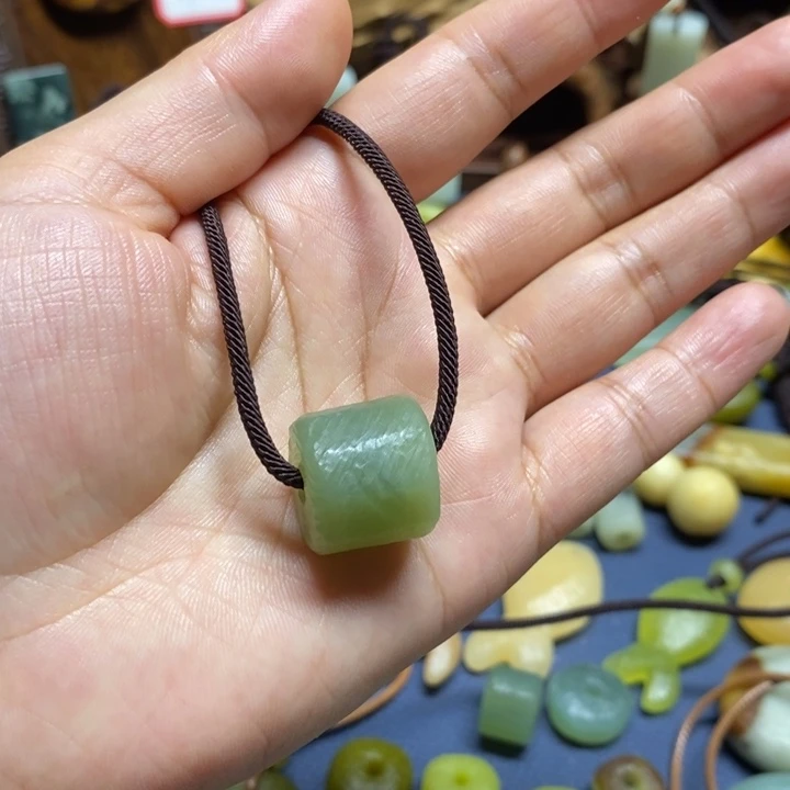李***星蛇纹石玉未镶嵌颈饰