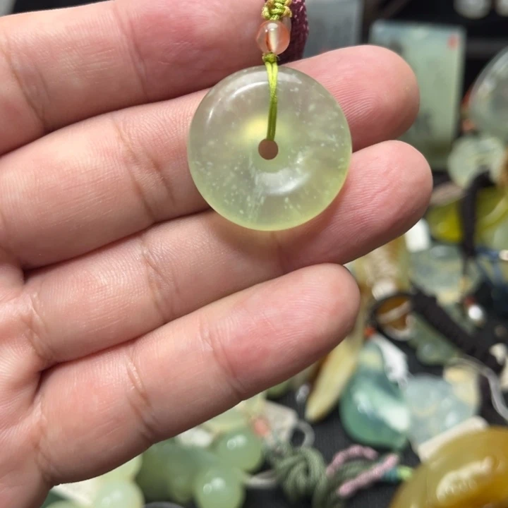 蛇纹石玉未镶嵌颈饰挥**宇