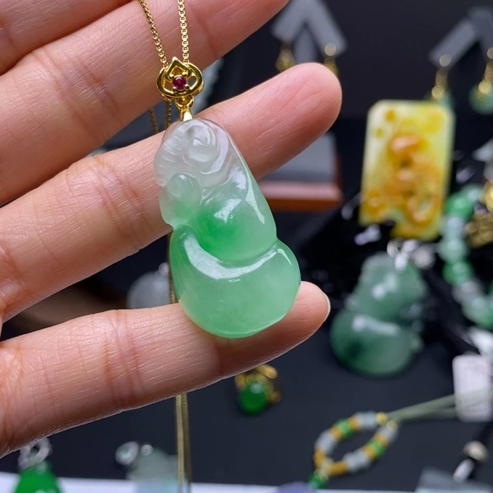 翡翠未镶嵌吊坠(赠链)