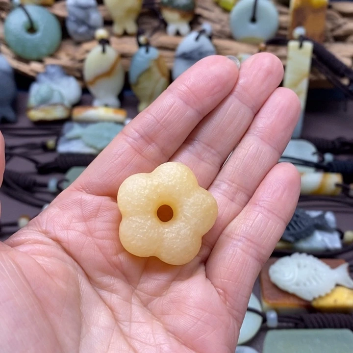 蛇纹石玉未镶嵌颈饰