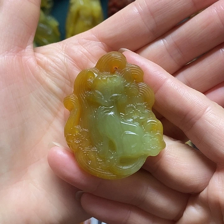 岫玉未镶嵌吊坠(赠链)