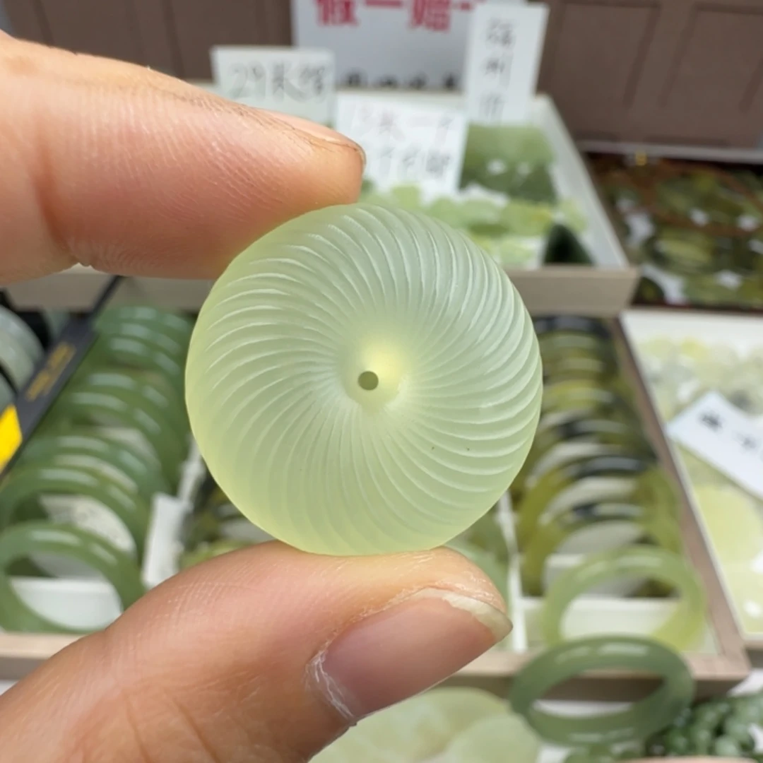 蛇纹石玉足铂镶嵌颈饰