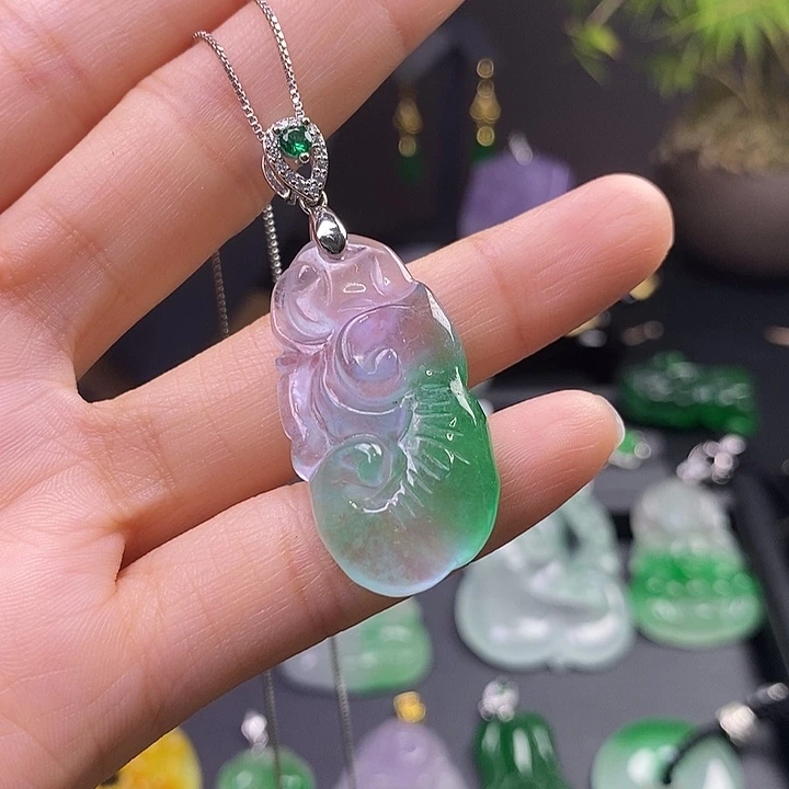 翡翠未镶嵌吊坠(赠链)