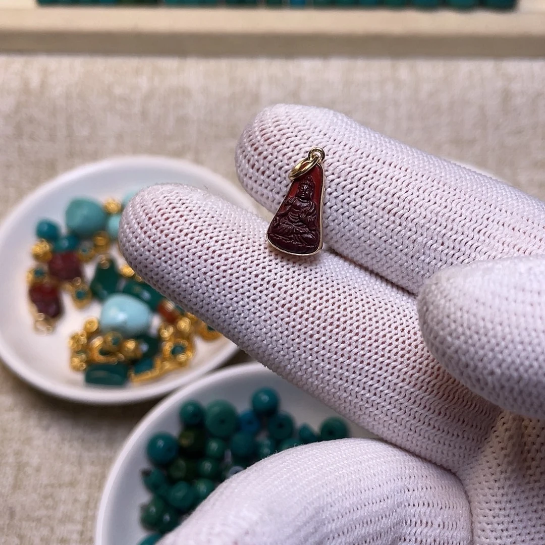 武***王南红玛瑙18K金镶嵌配饰