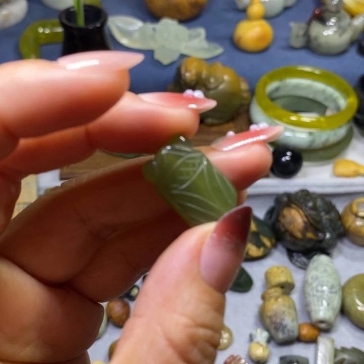 透闪石质玉未镶嵌挂件双面知了