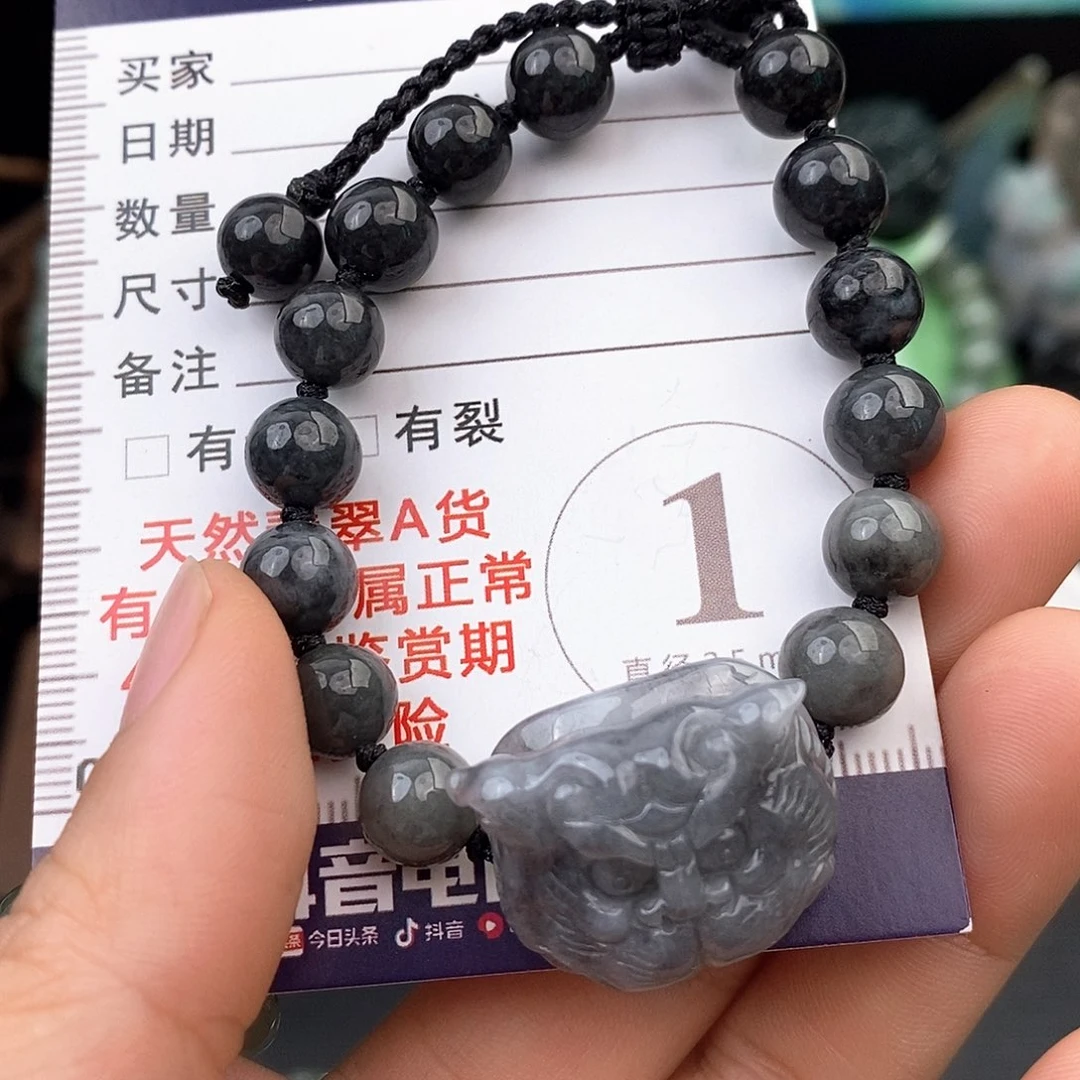 翡翠未镶嵌颈饰老虎手牌