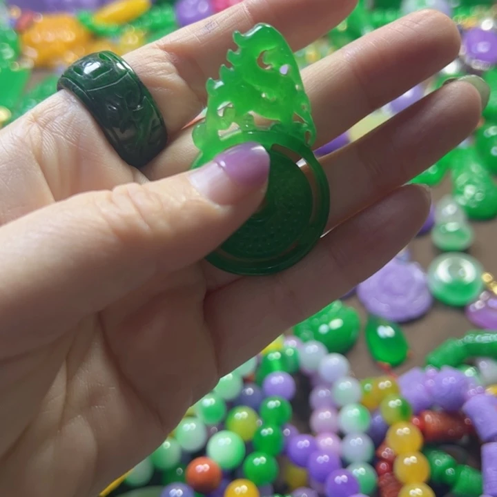 翡翠未镶嵌颈饰吊坠