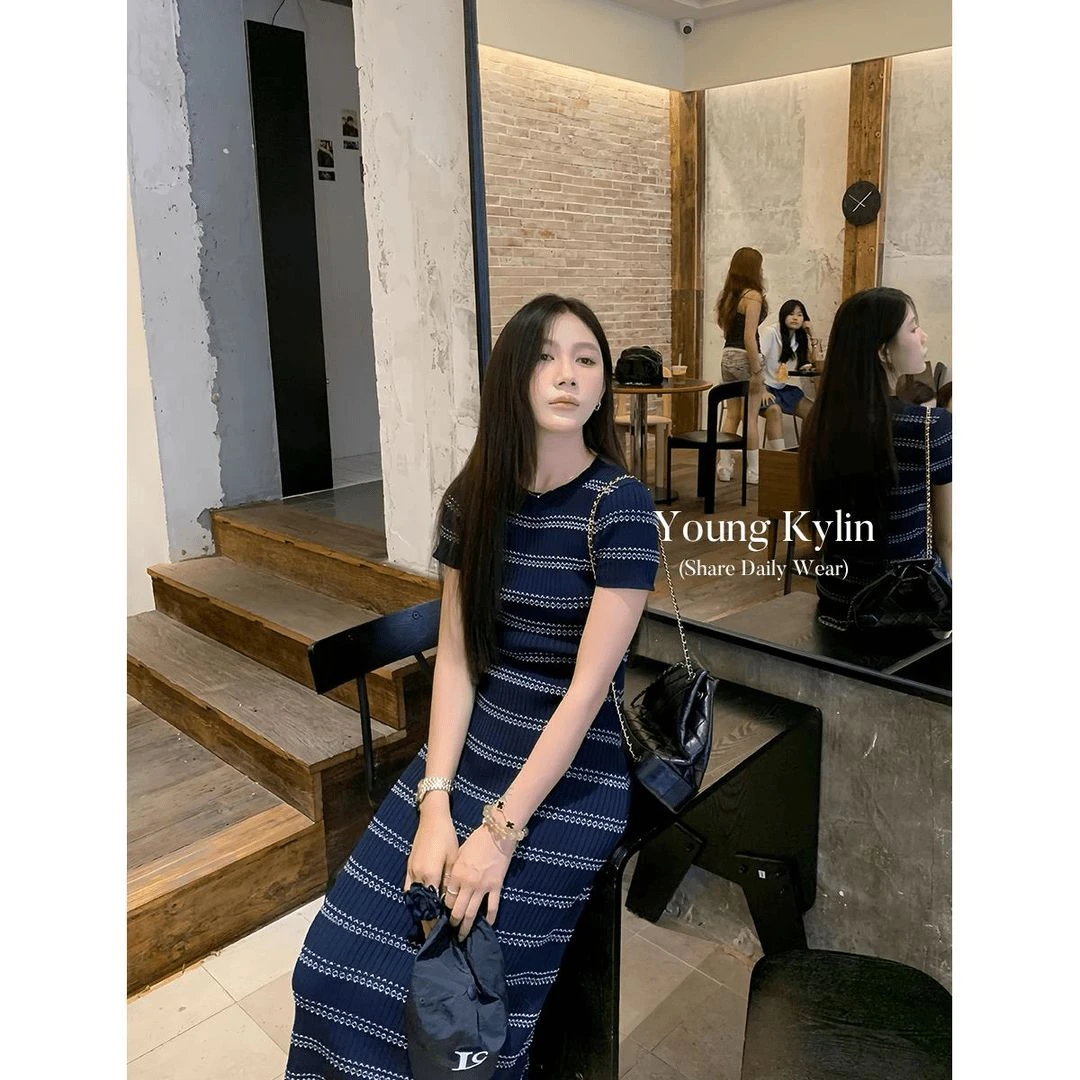 不是七十条纹针织连衣裙女早秋新款韩系修身收腰气质包臀长裙