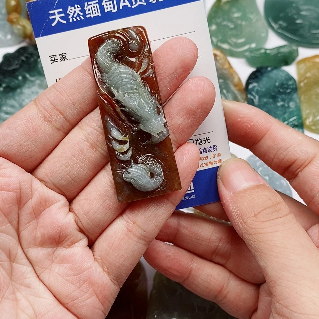 翡翠未镶嵌颈饰龙