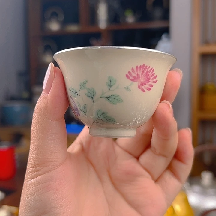 茶杯里放的东西是一