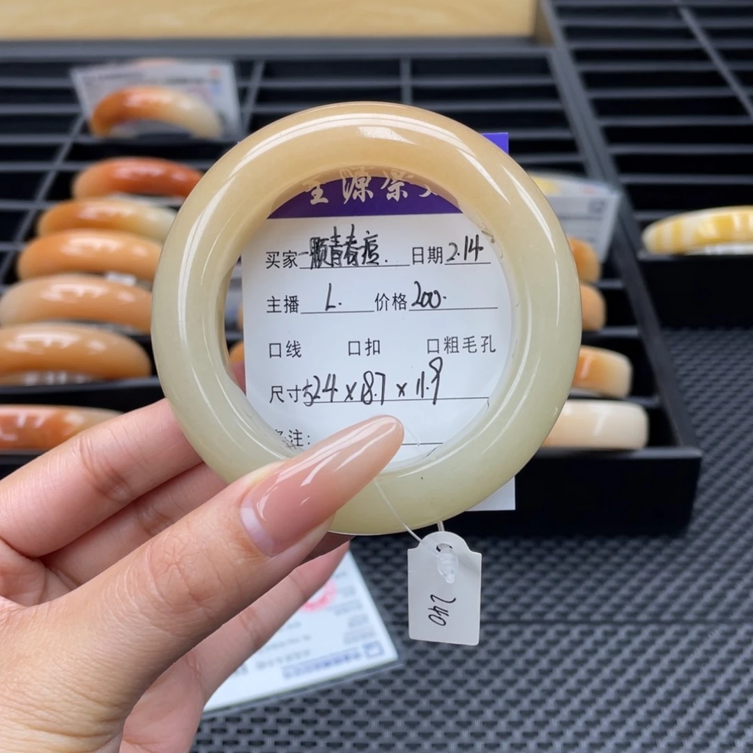 石英质玉手镯未镶嵌一****.