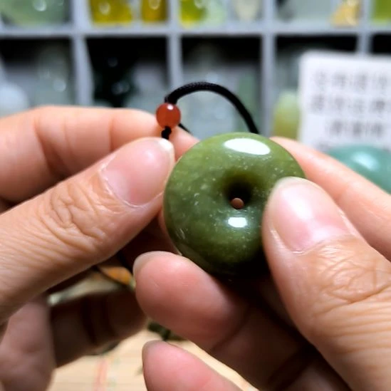 未镶嵌蛇纹石玉颈饰