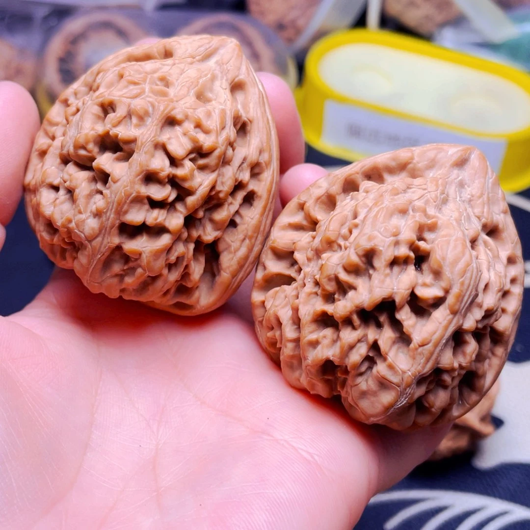 吊坠文玩核桃核尊一对
