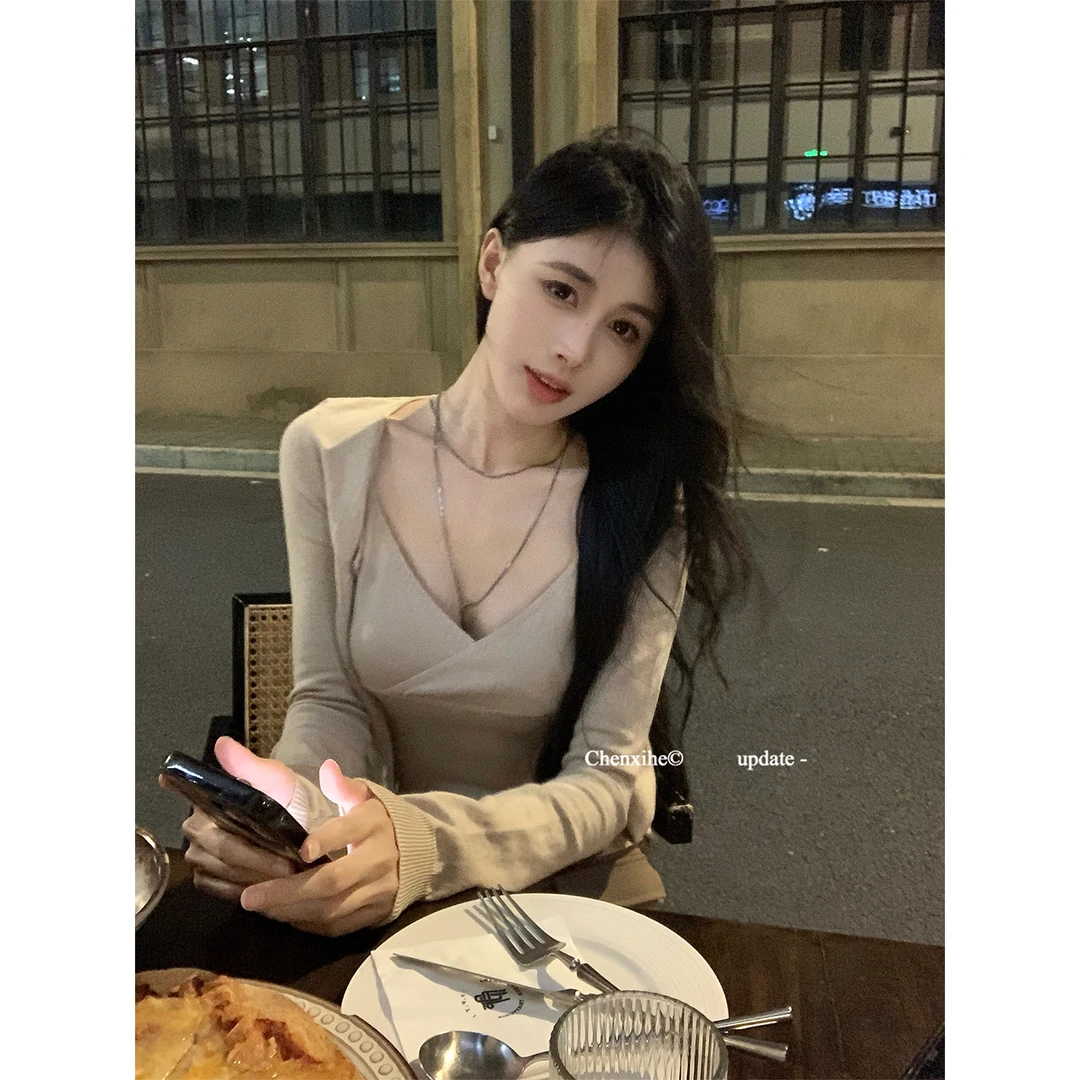 何晨曦 清冷贵气感穿搭套装交叉低V领内搭吊带薄款针织开衫T1110A