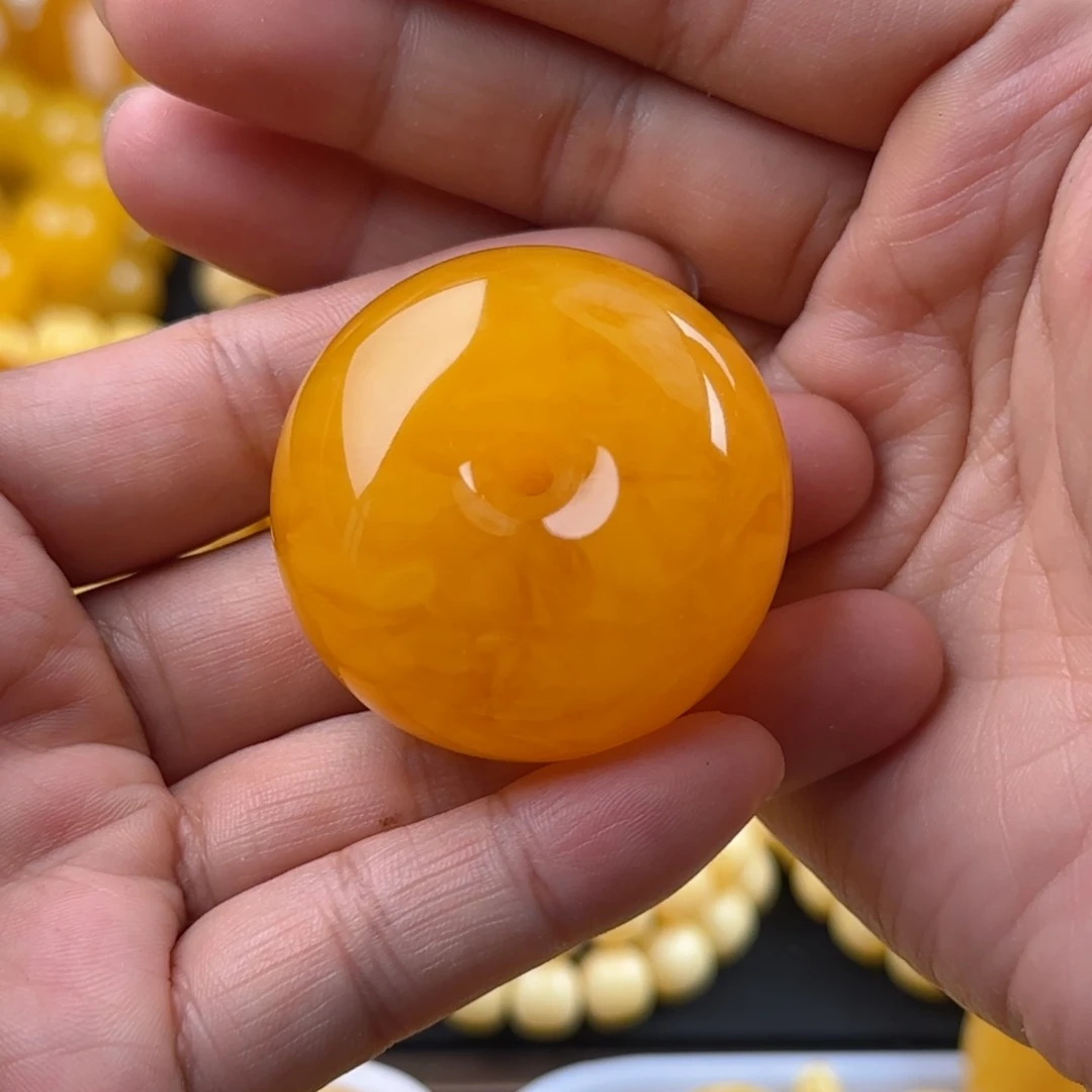 琥珀未镶嵌手链焦皮鸡油红扣子