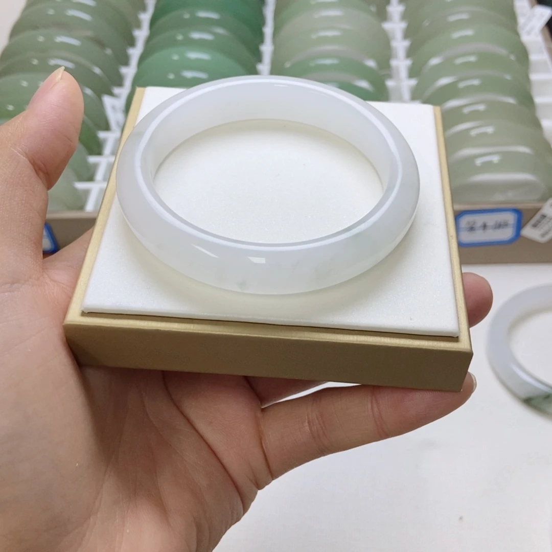 *****未镶嵌手镯石英质玉天山翠