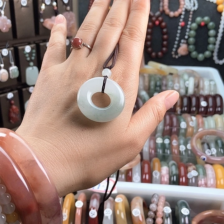 石英质玉未镶嵌颈饰①**亮