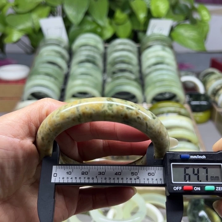 蛇纹石玉未镶嵌手镯70