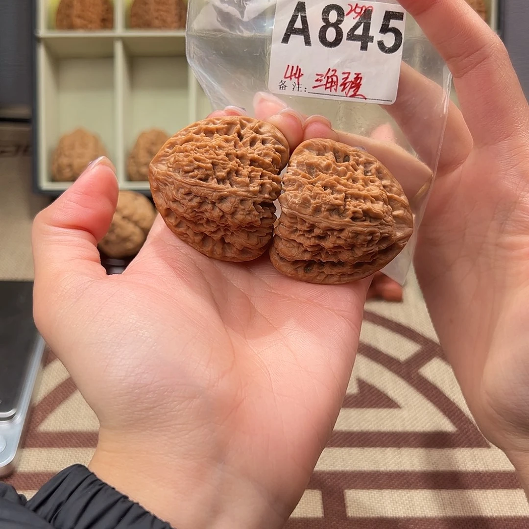 44三角疆文玩核桃