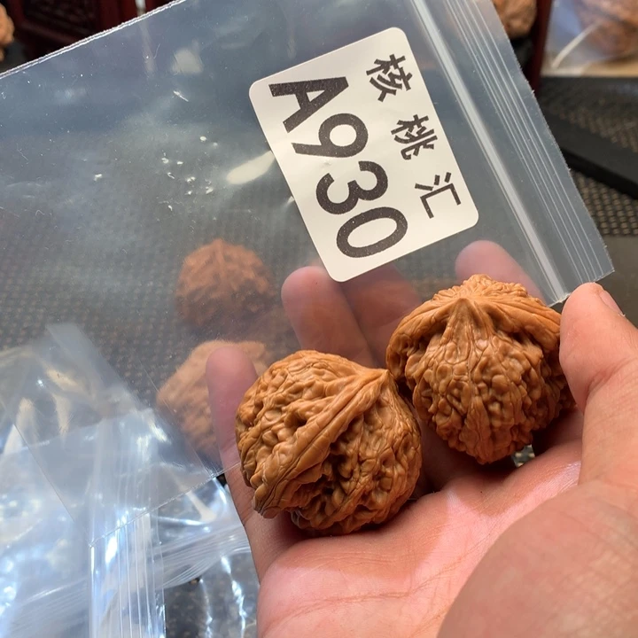 文玩核桃吊坠虎头王