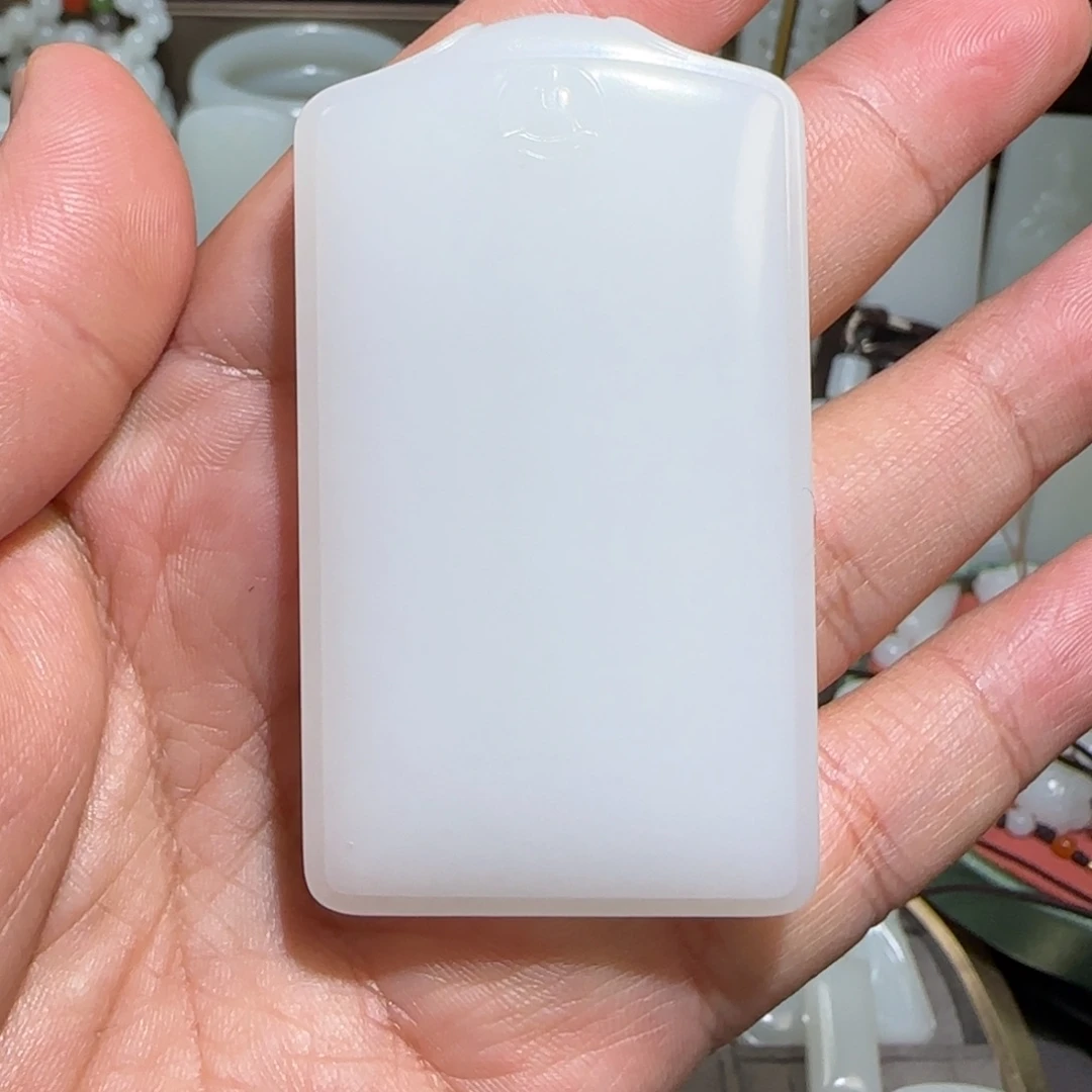 和田玉颈饰未镶嵌团****?