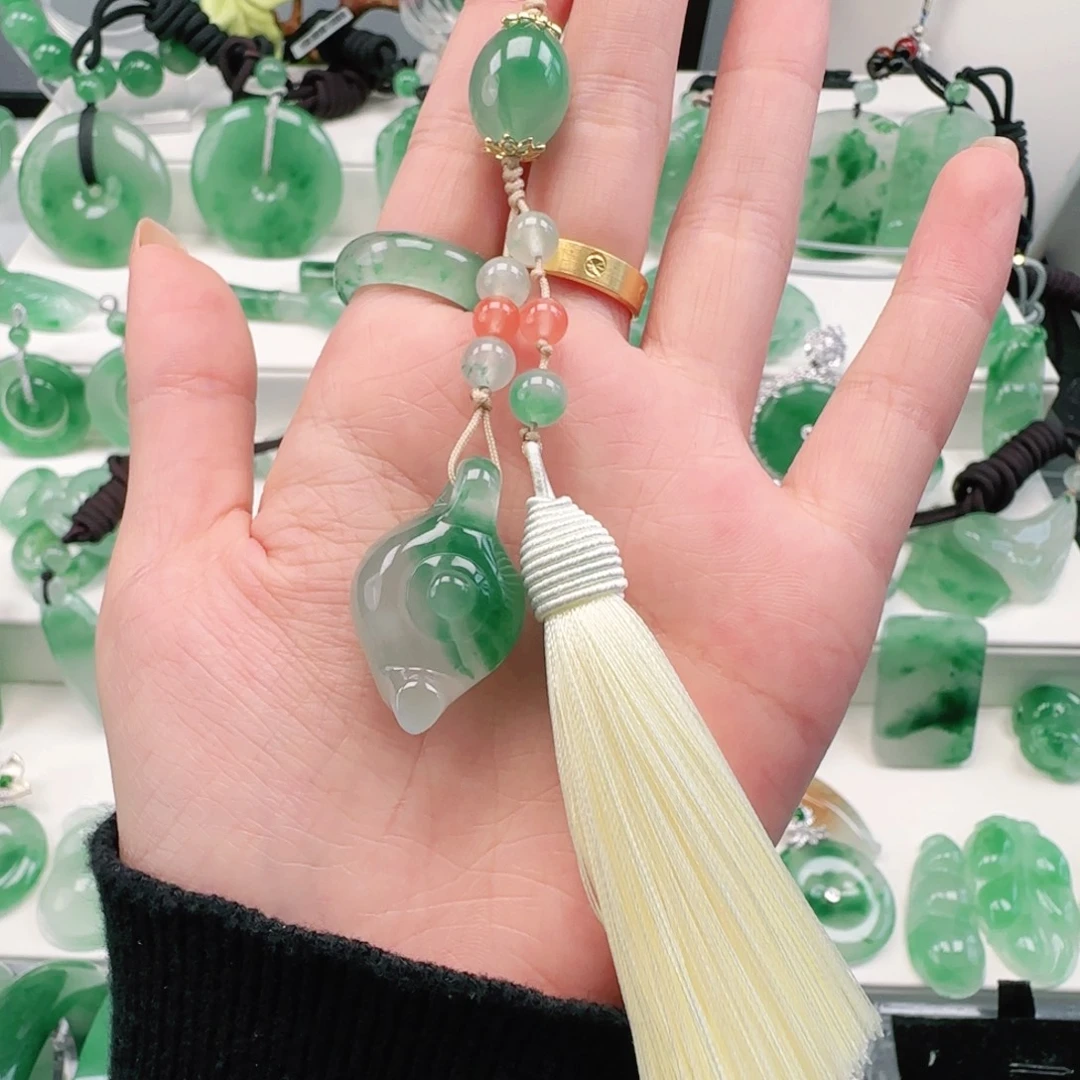 颈饰未镶嵌石英质玉