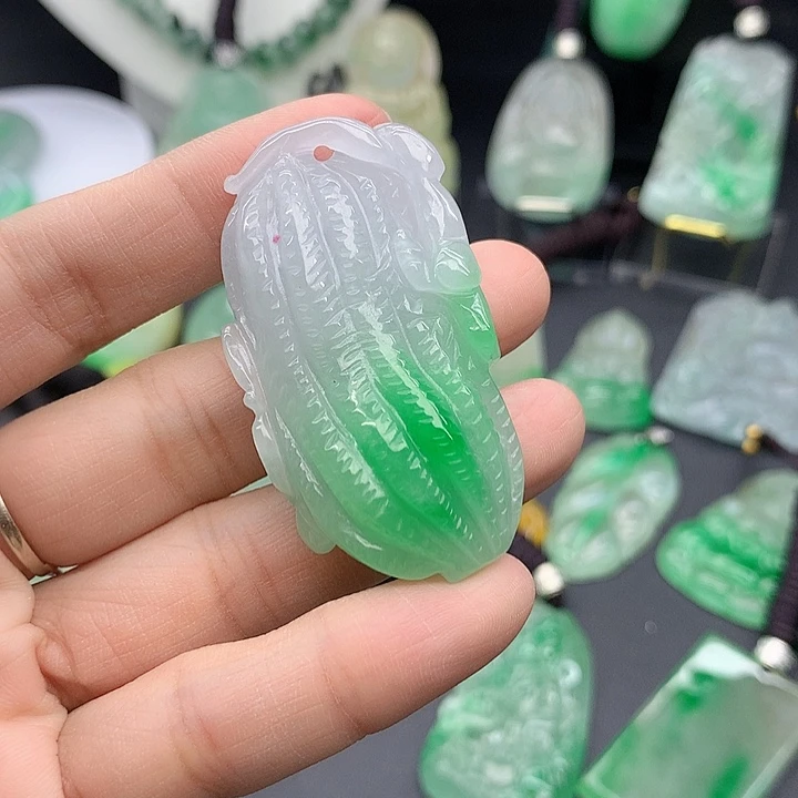 翡翠未镶嵌吊坠(赠链)