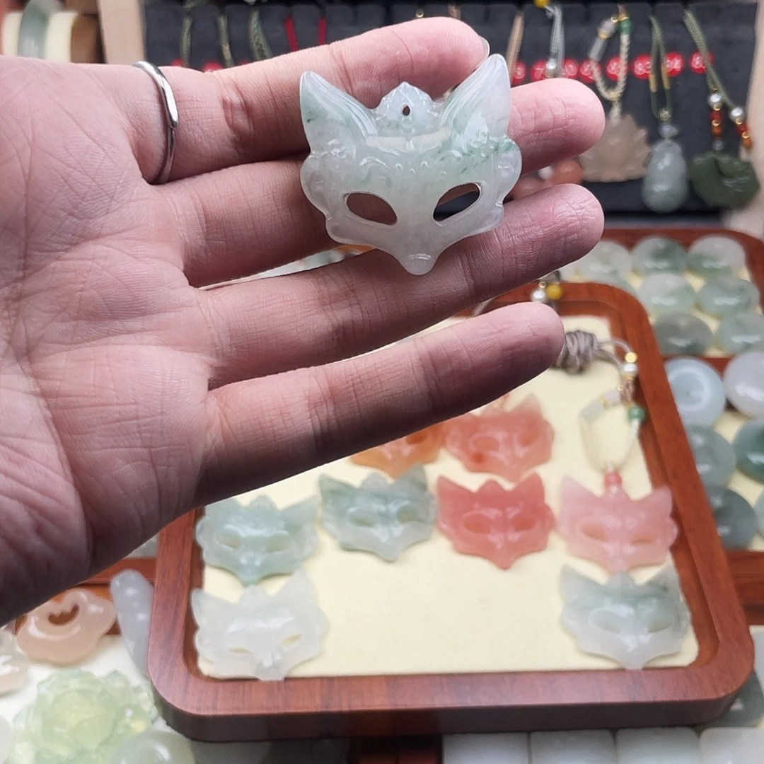 石英质玉未镶嵌颈饰