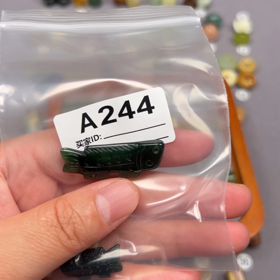 未镶嵌蛇纹石玉颈饰尤***?
