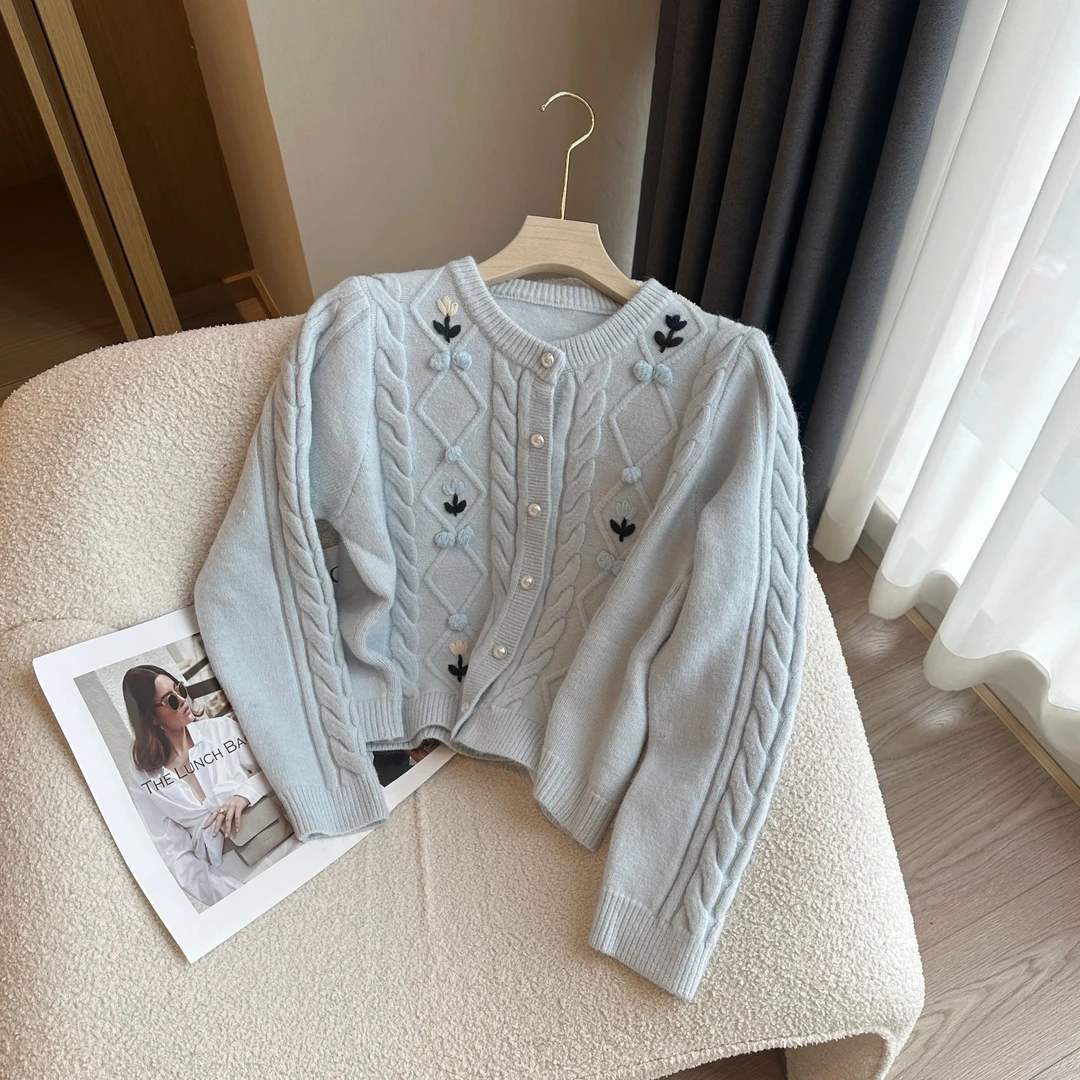 Barbie 辣酱 2220 韩系圆领厚版麻花球手工绣花保暖软糯毛衣