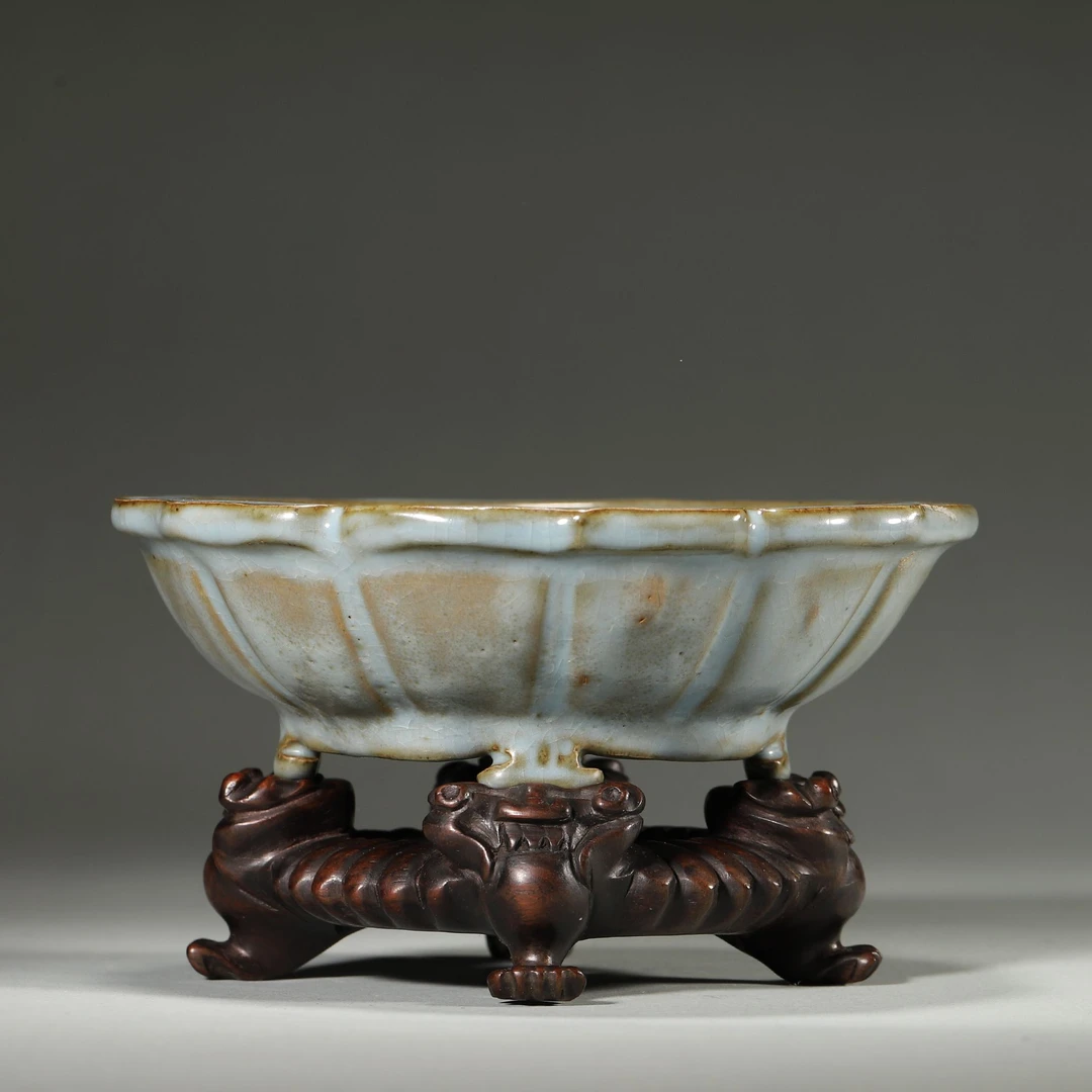 Lot17 清雍正 仿钧葵口如意四足洗【古董拍卖】