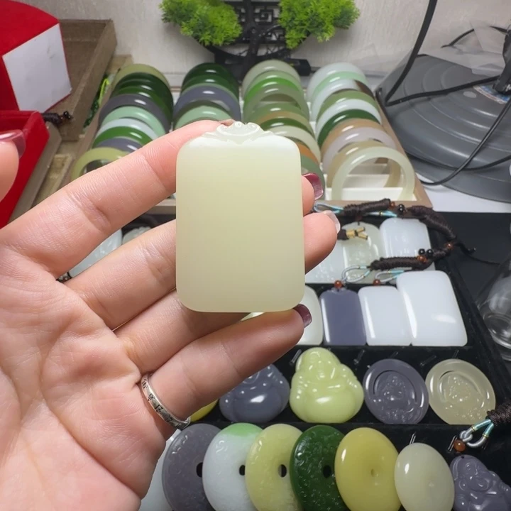 新疆老料蜂蜜水无事牌吊坠