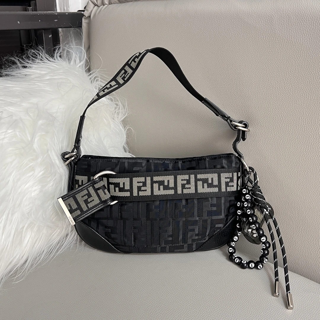 95新 FENDI/芬迪 黑色偏光老花布面字母宽肩带麻将法棍单肩腋下包