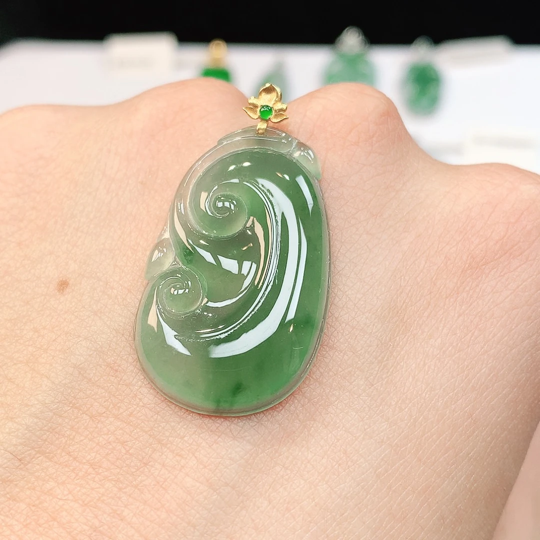 翡翠18K金镶嵌颈饰