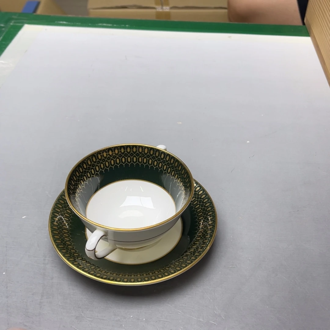 …****瓷片密密麻麻地铺满一