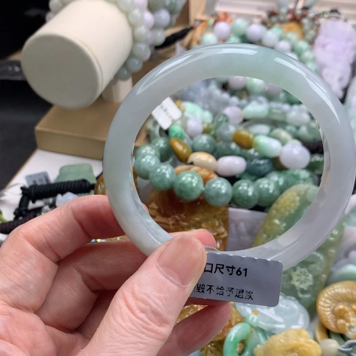 翡翠手镯未镶嵌吊坠
