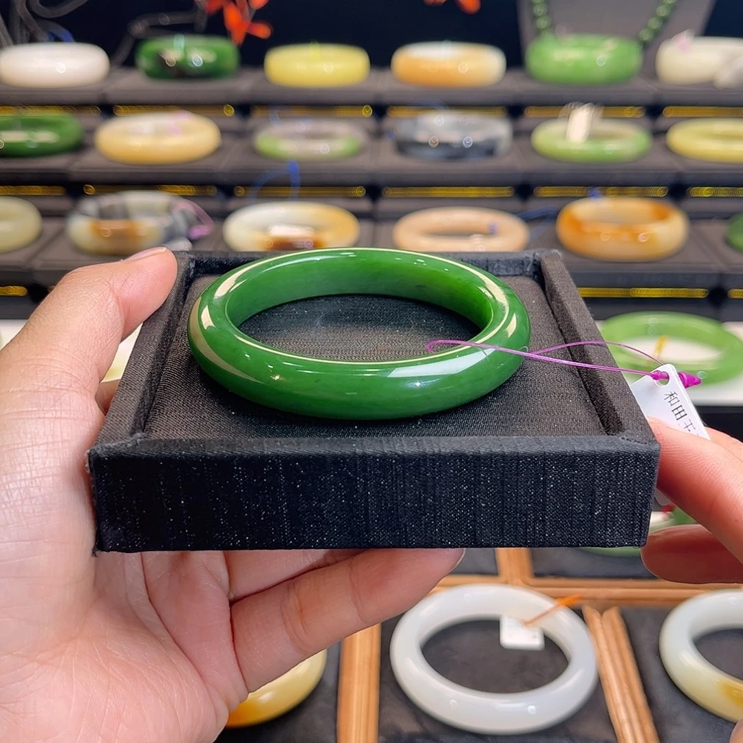 和田玉未镶嵌手镯辣色碧玉