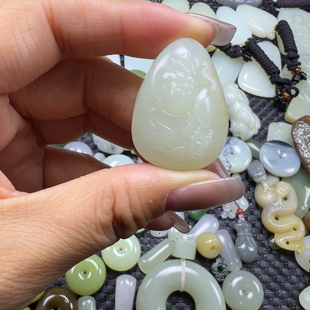 和田玉未镶嵌吊坠(不含链)微瑕漏，不退不换，卡33.7